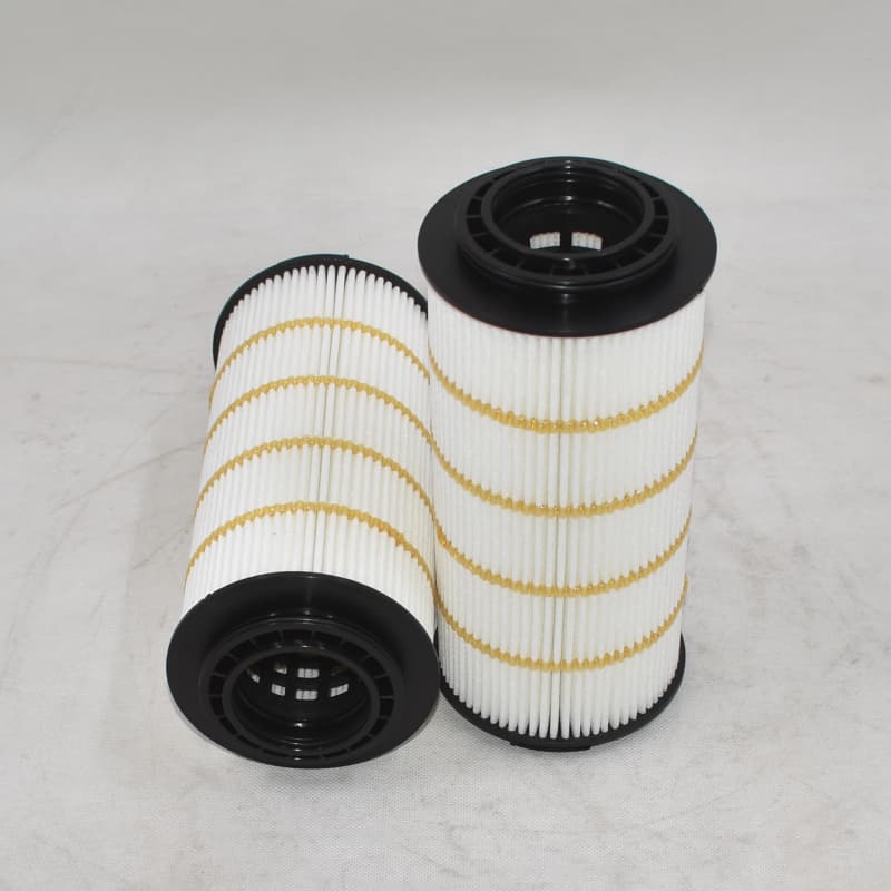 Yuchai 111000-1012240A Oil Filter Element with detailed view of media construction